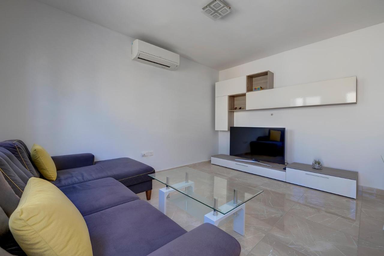 Deluxe Apartment Steps To St George'S Bay Saint Julian's Екстериор снимка