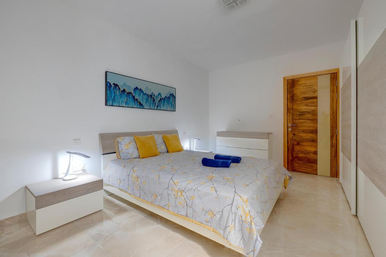 Deluxe Apartment Steps To St George'S Bay Saint Julian's Екстериор снимка