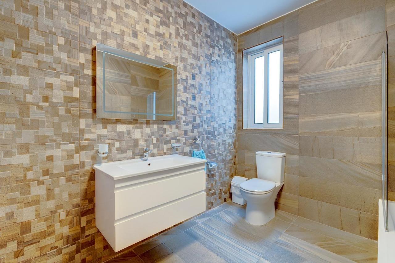 Deluxe Apartment Steps To St George'S Bay Saint Julian's Екстериор снимка