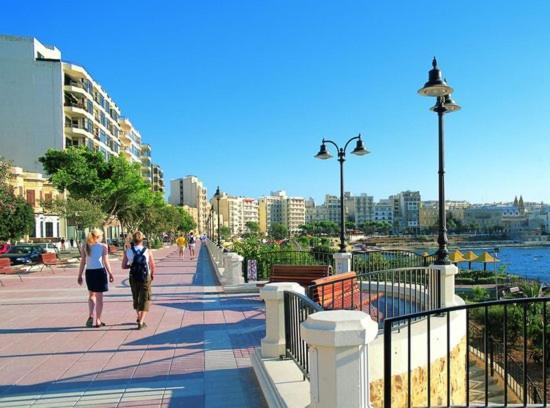 Deluxe Apartment Steps To St George'S Bay Saint Julian's Екстериор снимка
