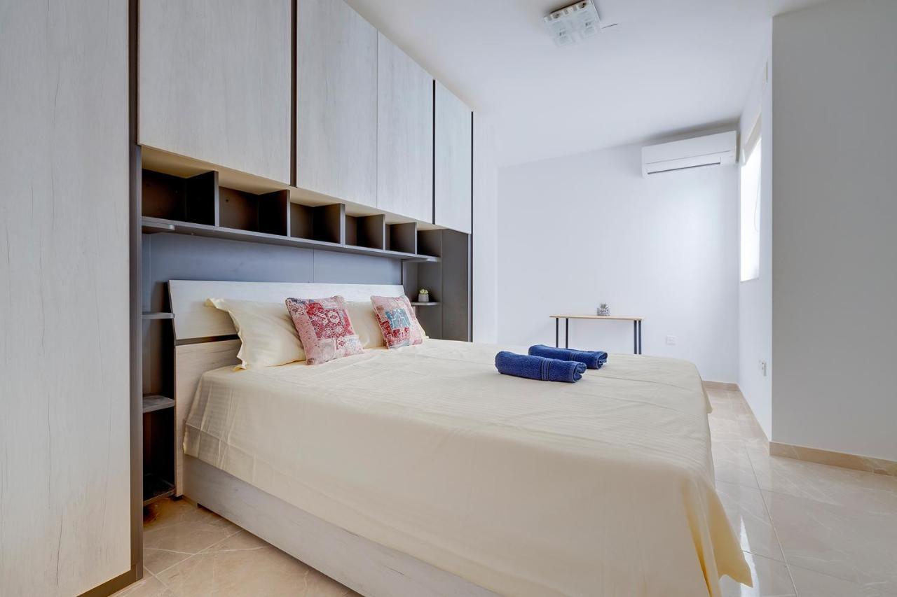 Deluxe Apartment Steps To St George'S Bay Saint Julian's Екстериор снимка